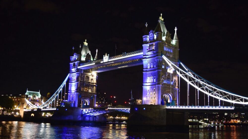 ロンドンの名所タワーブリッジの夜景