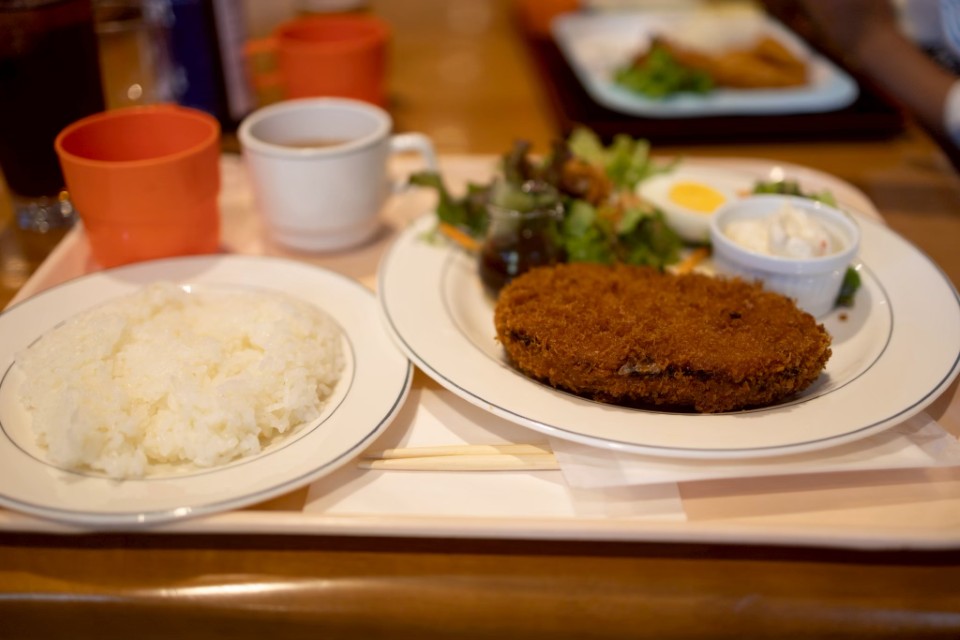 レストランで食べたメンチカツ定食の写真
